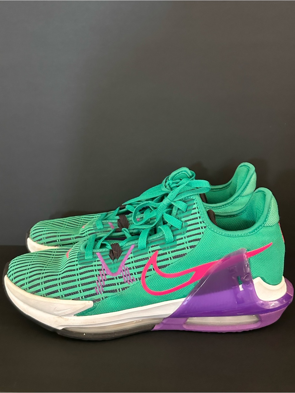 Nike Lebron Witness VI Men’s Basketball shoes, Emerald/Berry.